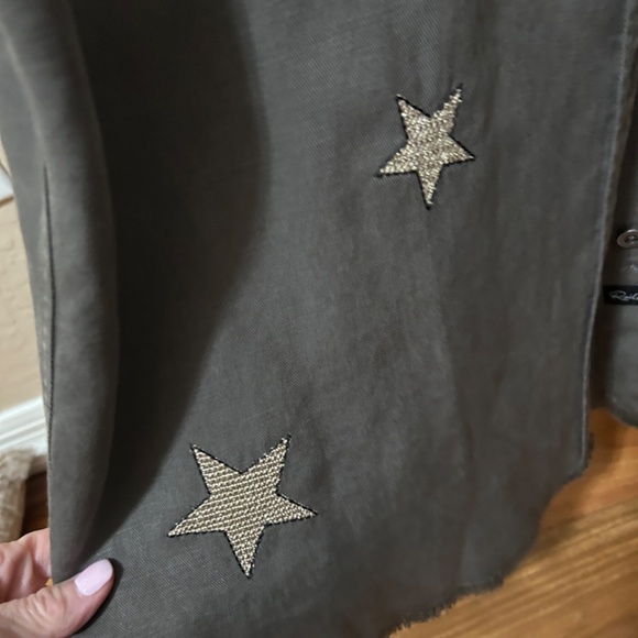 LIKE NEW! Women's Rails Loren - Gray Button down w/Stars - MEDIUM - Picture 9 of 10